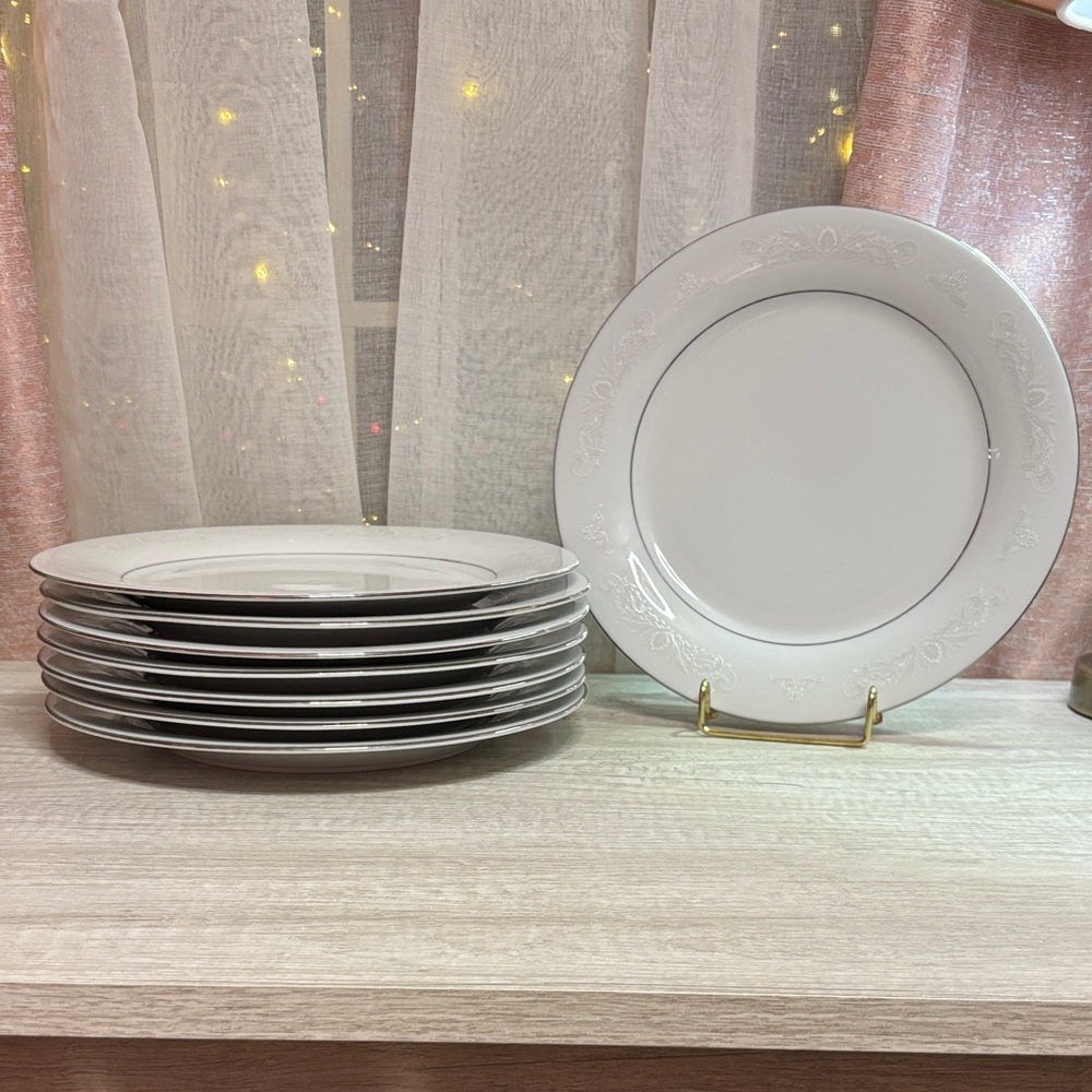 Elegant White Dinner Plate Set
